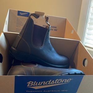 NEVER WORN. women’s 9.5 - 550 blundstone. Walnut color. Elastic sided boot lined